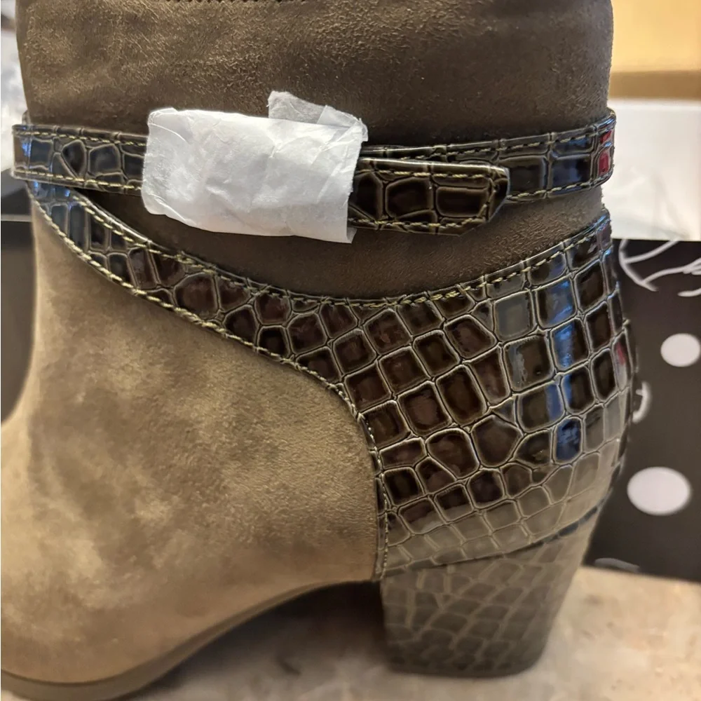 NIB Croc Booties Tan Animal Tan Ankle Boots Size 7 Wide Combat Shoes Festival